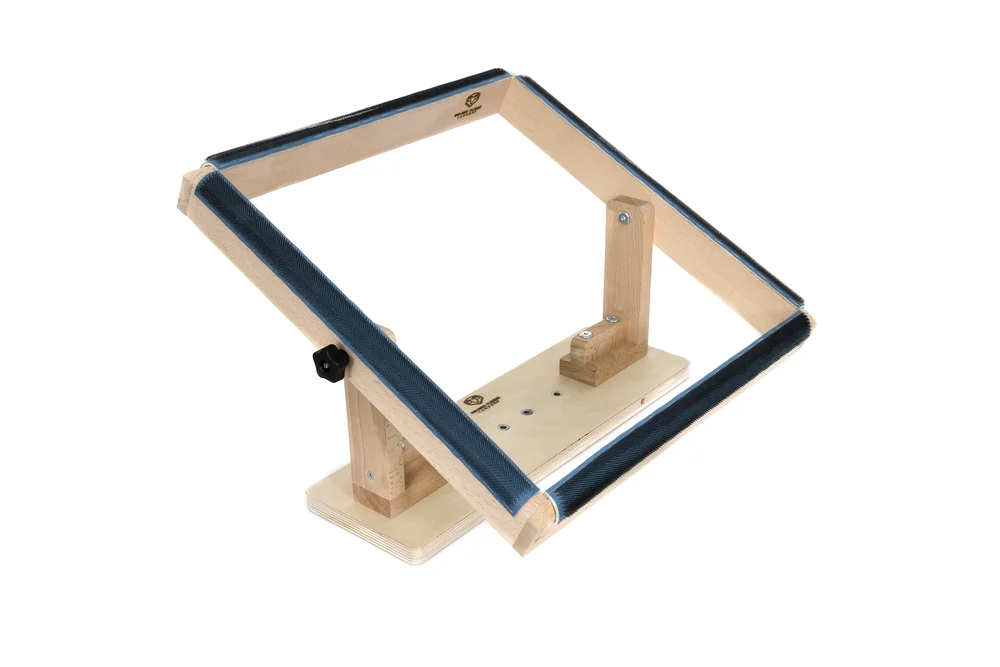 Rug hooking frame with table stand and cover 